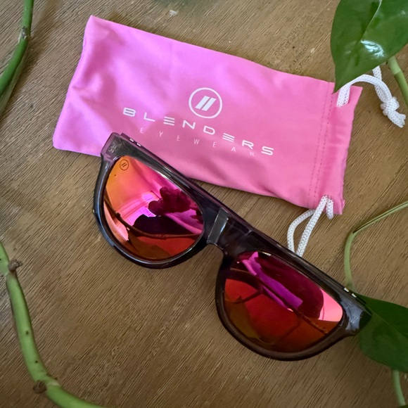 Blenders Eyewear Sunglasses with Pink Case - Picture 1 of 4